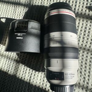 Canon - 100 mm to 400 - f/4.5 - 5.6
- Telephoto Zoom Lens